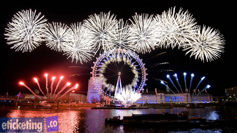 Spectacular London New Year Eve Fireworks Light Up the Thames
